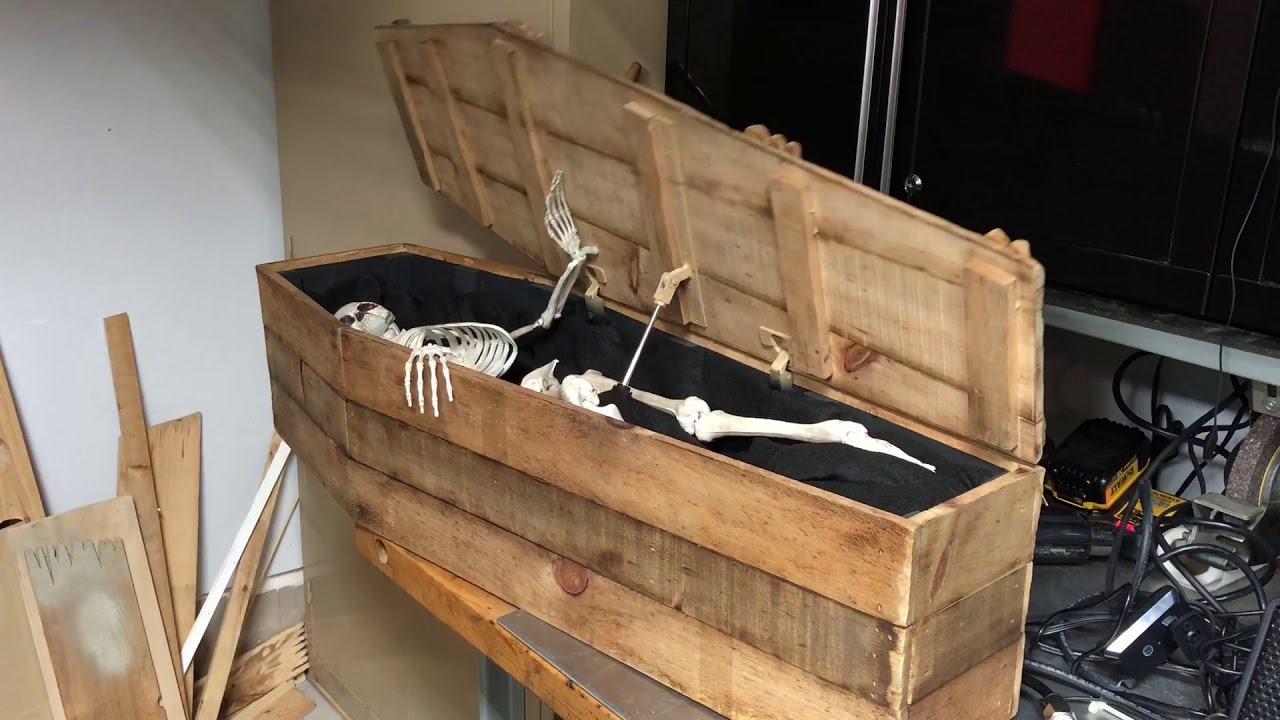 Animated skeleton in a coffin - YouTube