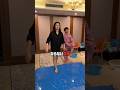 この男の子たちは滑り台で遊んでいます。
