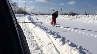 На лыжах за машиной вне трассы. Off piste skiing behind the car