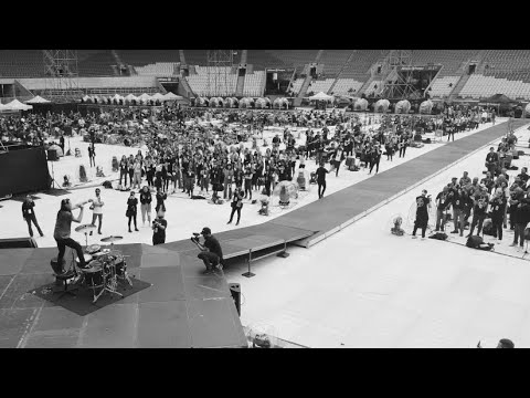 Can 1000 Musicians Keep A Beat? | Aric with Rockin1000