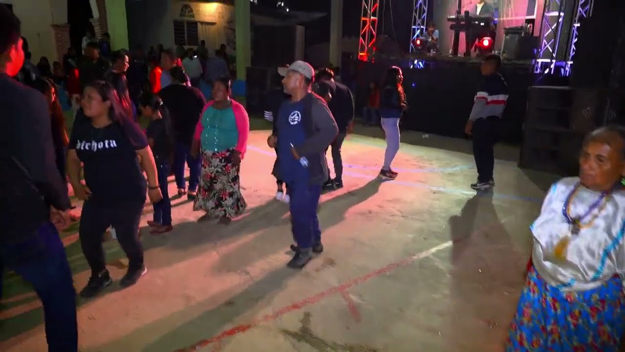 Вот так танцуют в Хикарале, штат Оахака, муниципалитет Койкоян-де-лас-Флорес, Оахака.