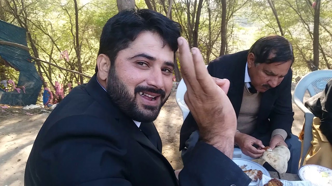 Pakistan lawyers group ki fish party