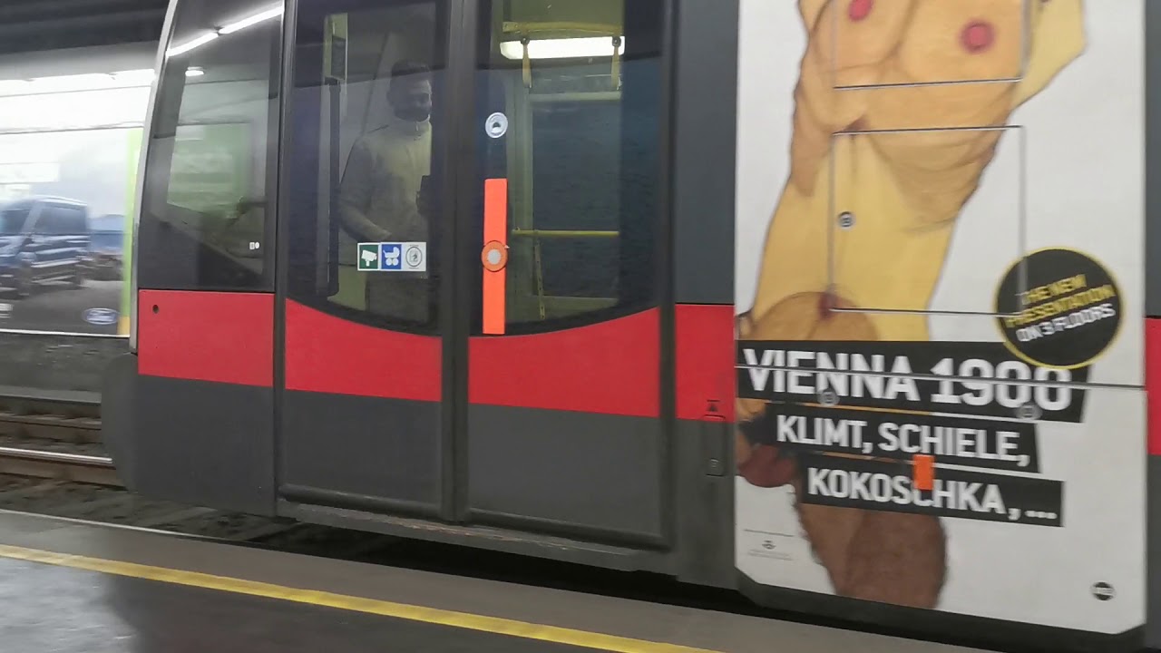 Straßenbahnen (Flexity, ULF) und Bandner Bahnen am Wiener Matzleinsdorferplatz