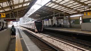 京急本線　立会川駅1番ホームを1000形特急が通過　2番ホームを都営地下鉄5500形エアポート快特が通過