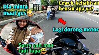 AKU IKHLAS KOK‼ MENOLONG WANITA LAGI DORONG MOTOR DIJALAN RAYA