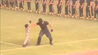 الأمير محمد بن نايف يعجب بأداء طفل عسكري