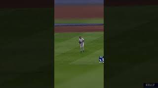 William Contreras went low to dig out this hit 😲