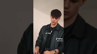 Üstümde Beyaz Gömlek Resimi