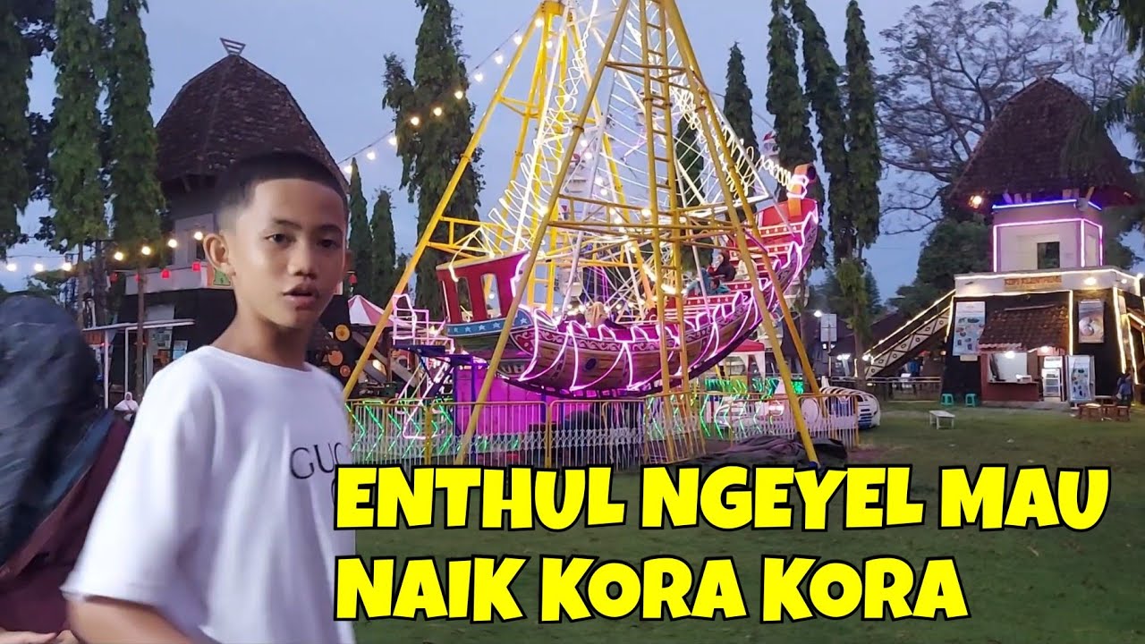 Ngikutin Enthul keliling pasar malam