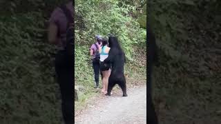 【絶体絶命】森でクマに遭遇した女性、神対応でやり過ごす