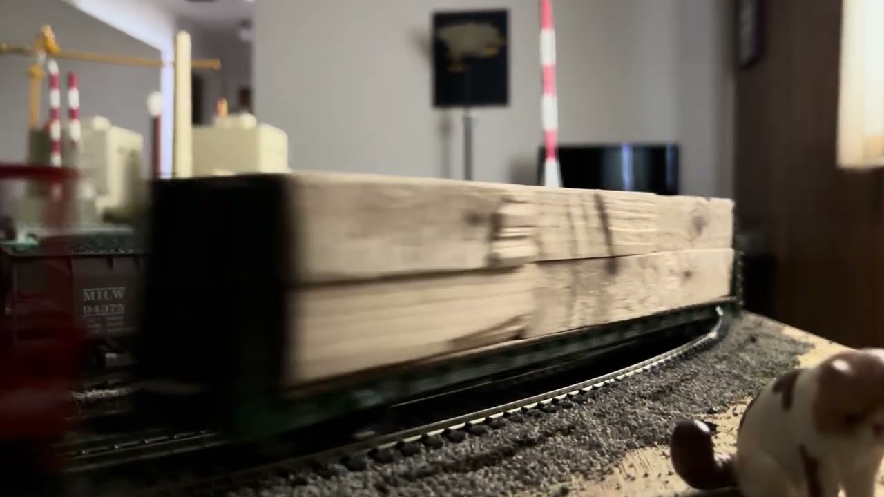 Тепловоз Юнион Пасифик следует на прямую с грузовым поездом в масштабе НО! 