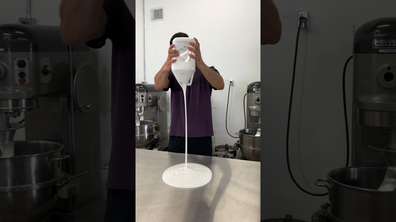 Making slime on the table🙃