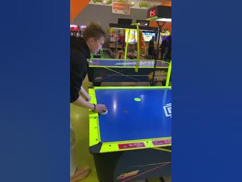 Жека играет в айро хоккей - YouTube