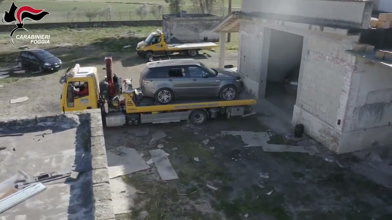 Cerignola, sorpresi a cannibalizzare un'auto rubata in un garage: 5 arresti