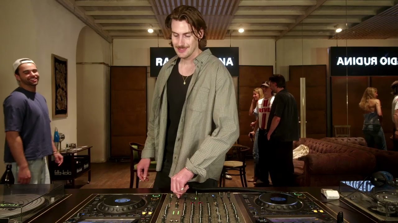 Mike Momburg | Radio Rudina