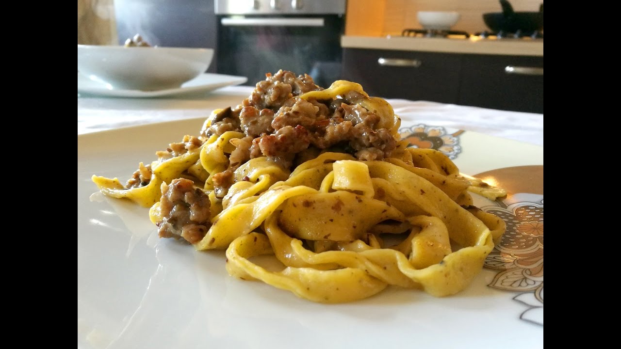 Tagliatelle con salsiccia e tartufata bianca - Le video ricette di Lara