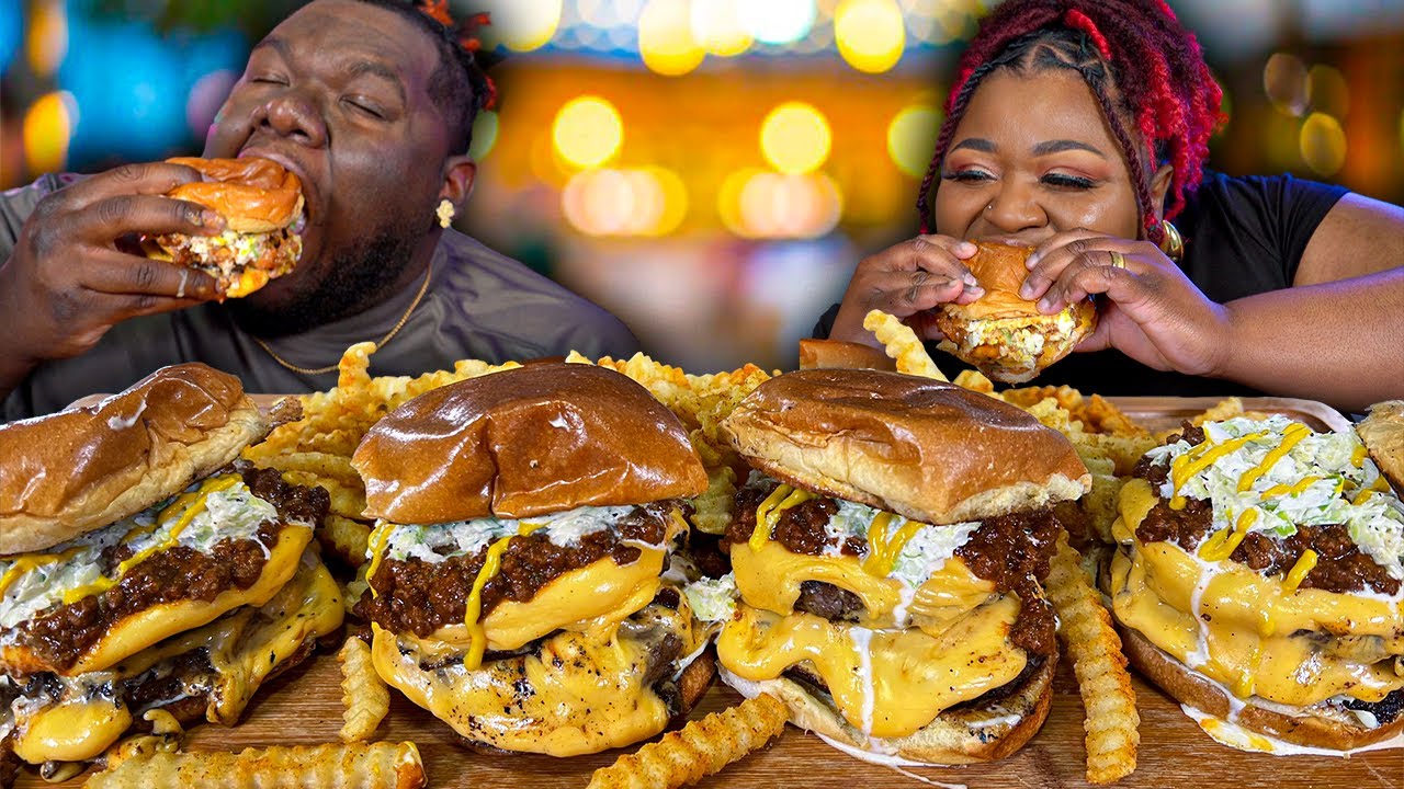 AJ MADE JUICY CAROLINA-STYLE BURGERS ON THE BLACKSTONE (WOW!) | MUKBANG EATING SHOW