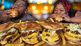 AJ MADE JUICY CAROLINA-STYLE BURGERS ON THE BLACKSTONE (WOW!) | MUKBANG EATING SHOW