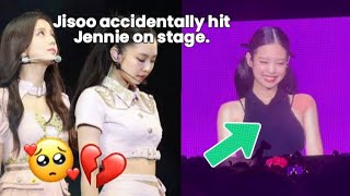 Jisoo accidentally hit jennie on stage.