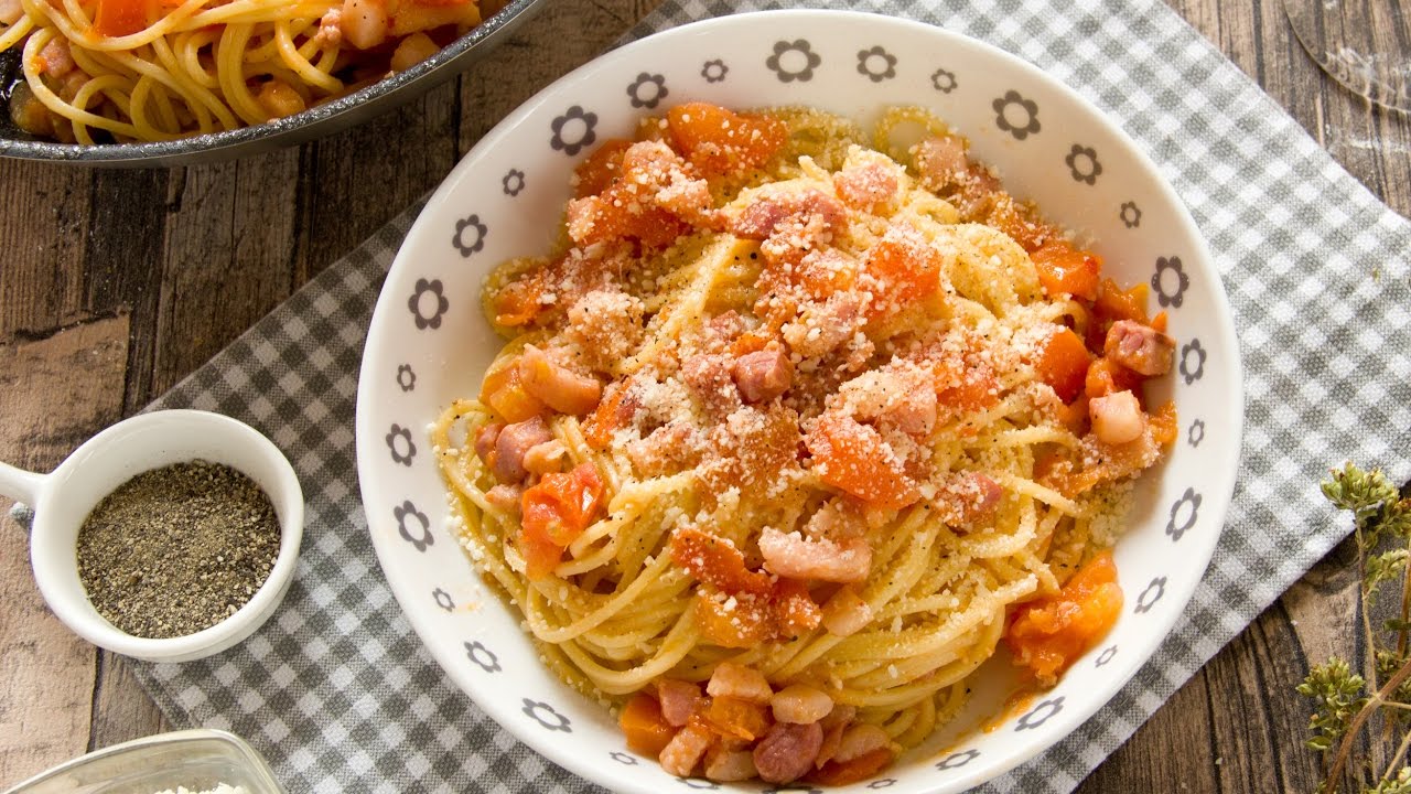 Spaghetti all&amp;#39;amatriciana - Ricetta.it - YouTube