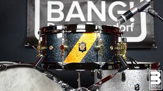 Bang! Drums 12x5,5 Snare Drum
★ Follow Bang! Drums ★
Instagram → https://www.instagram.com/bang_drums_...
Twitter → https://twitter.com/bangdrumsbdorf
Snapchat → https://www.snapchat.com/add/bang_drums
Facebook → https://www.facebook.com/bangdrumsbur...
Website → bangdrums.com
★ Drum Gear ★
Snare top: Remo CS
Snare bottom: Evans Hazy 300
★ Gear ★
Microphones:
Snare top: Shure 565
Studio Stuff:
Great River MP-500NV Microphone Preamp
Empirical Labs Distressor
RME Fireface 800 Interface
RME Octamic
★ About Bang! Drums ★
Were a custom drum manufacturer from Burgdorf, Switzerland. We love to build wacky stuff! But most of the stuff we build is still quite normal, actually.
╰☆╮ Bang! Drums 12x5,5 Snare Drum