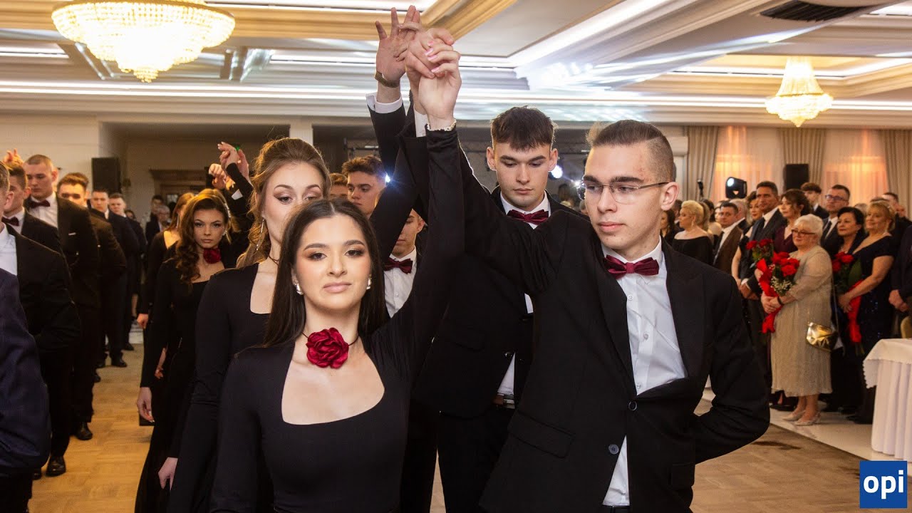 Studniówka maturzystów z ZS nr 1 w Ostrowi Mazowieckiej: polonez (01.02.2025)