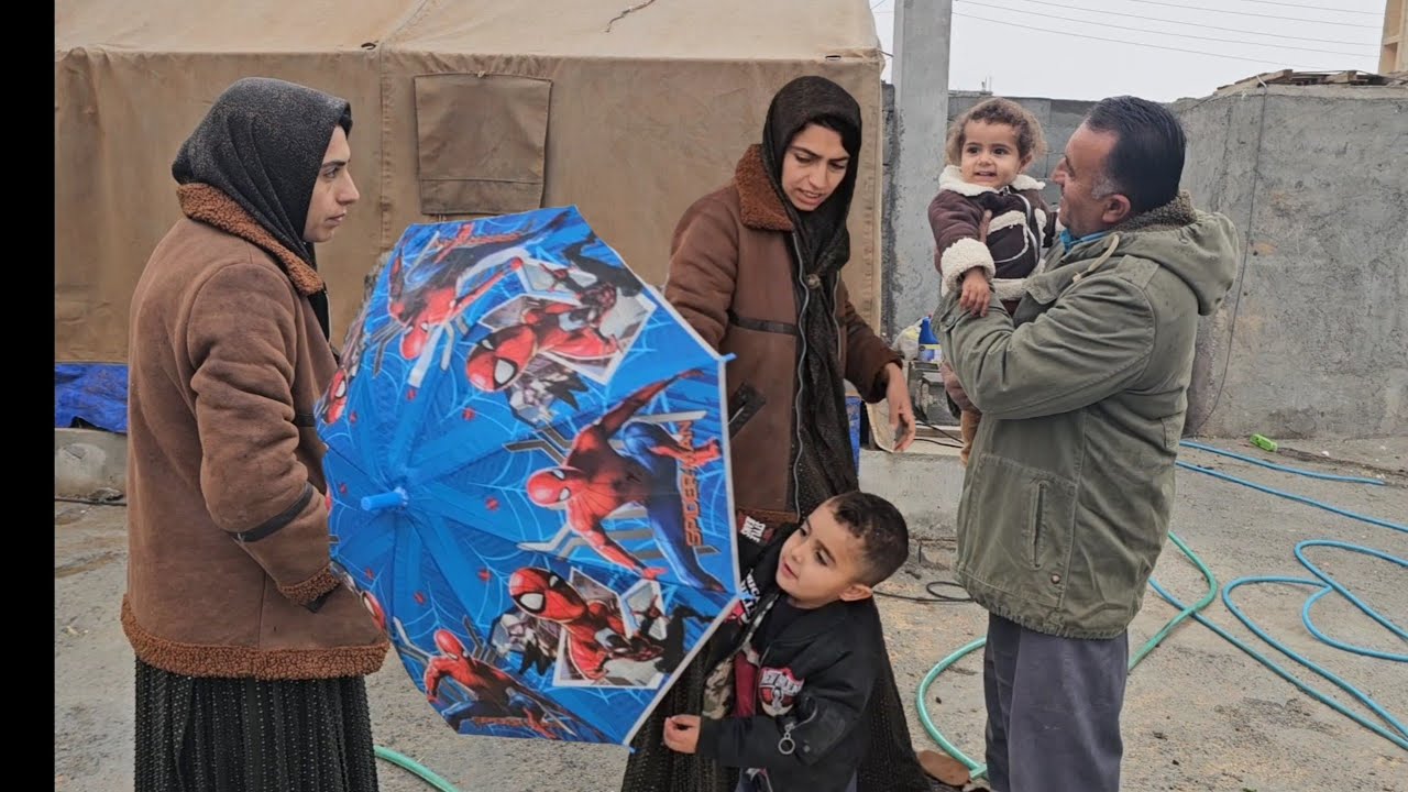 Дождь в поле, сосед помогает найти Азаде и Сами.