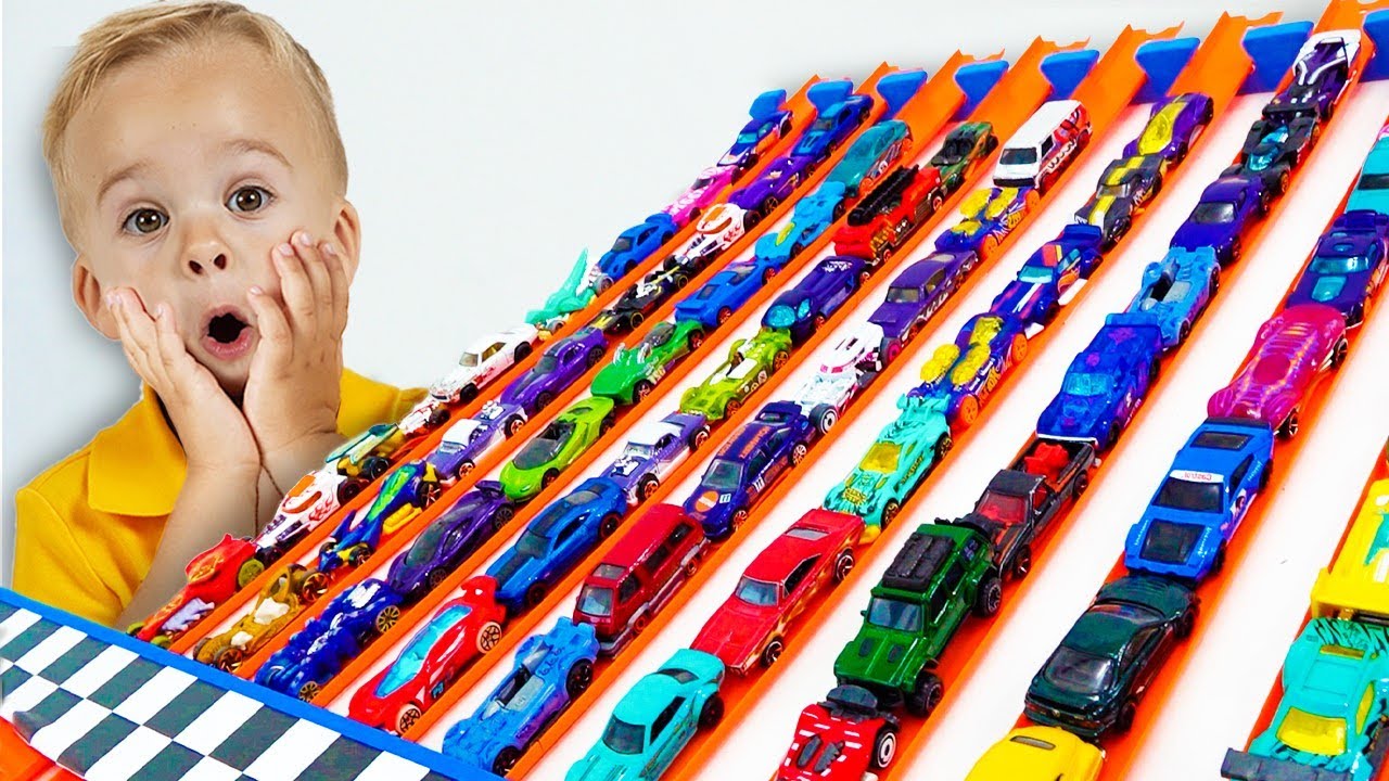 Chris spielt mit Hot-Wheels-Autos und baut Hot-Wheels-Stadt