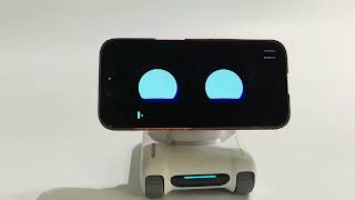 スマホを装着するだけ。AIロボット「LOOI Robot」でデスクが賑やかに