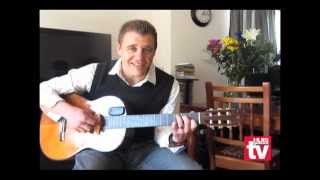 Riaan Van Rensburg sing vir hul eersteling, baba Ella.