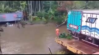 Balsa atinge casas ribeirinhas