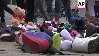 Wellwishers and protesters line streets of Dublin to catch glimpse of Pope