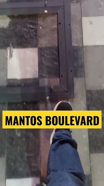 Jalan kaki di depan Manado Town Square