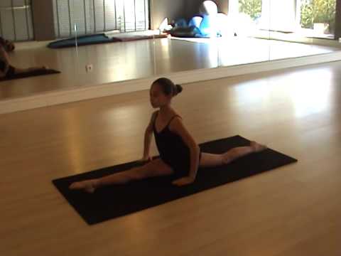 Ballet stretching 10 years old - YouTube