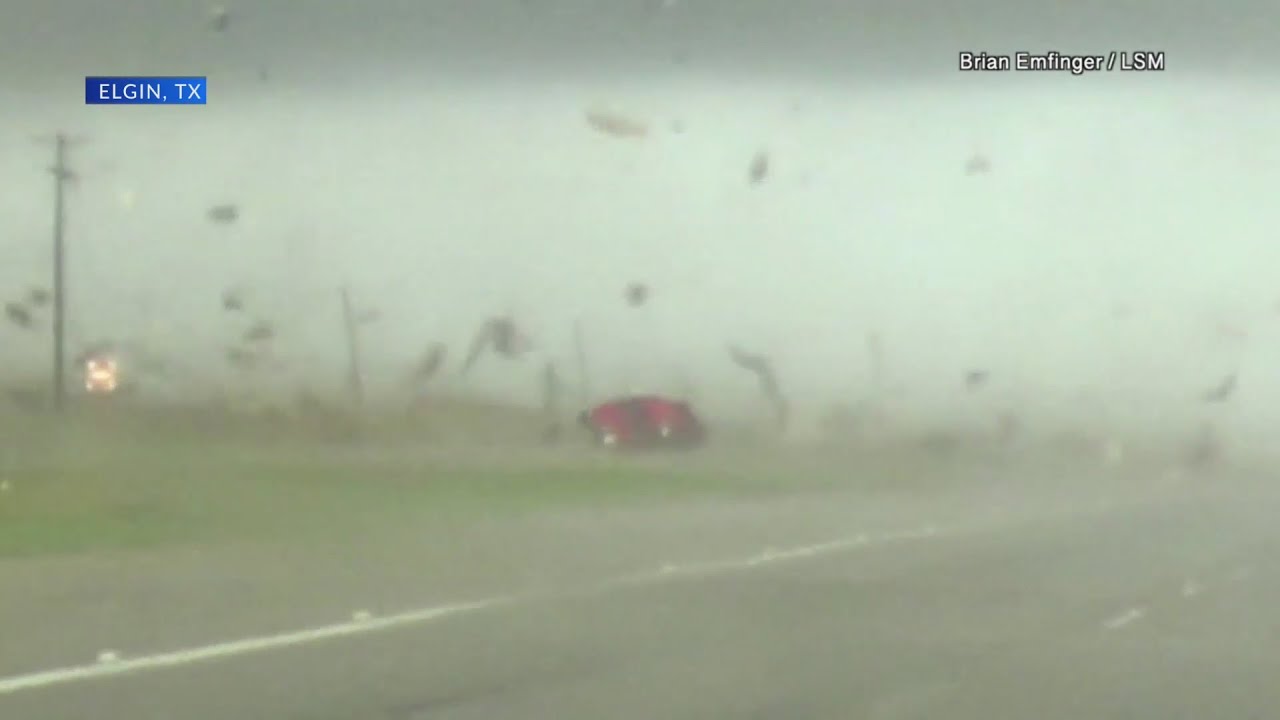 最大風速209 km/h 的龍捲風，車子不只是被吹翻，而是吹上天了！ | 癮車報