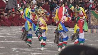 チベット仏教の仮面劇披露 中国甘粛省、新年祝う