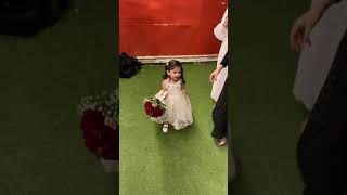 اخت العروسه الصغيره فاجئت العروسه وخلاها تعيط 😭😭💃