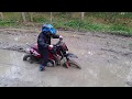 школьник на питбайке покоряет грязь mud vs pitbake детский питбайк