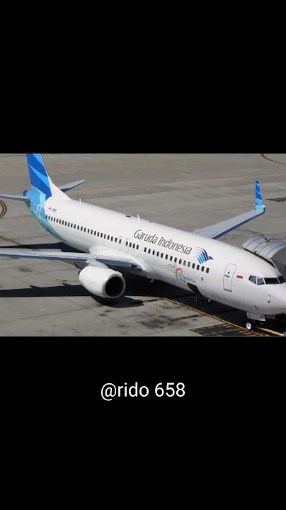 pesawat garuda indonesia dan pramugari nya