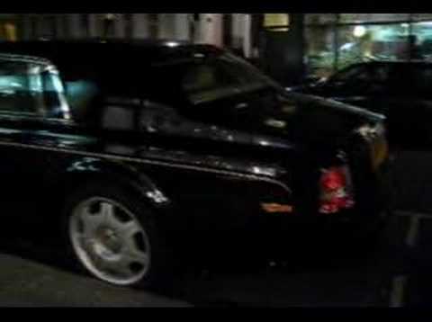 rolls-royce-phantom-at-night