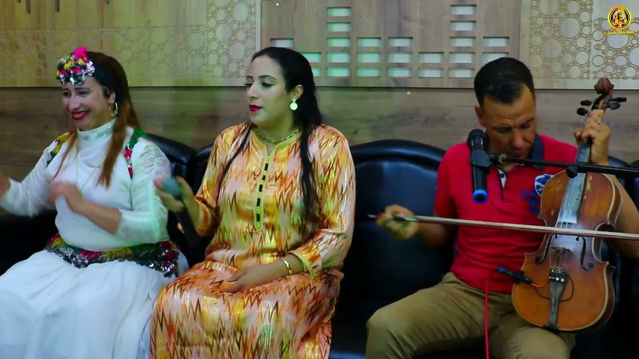 الفنانة حسنة أغبالو رفقة المجموعة  بعنوان "وسعي وسعخاش"