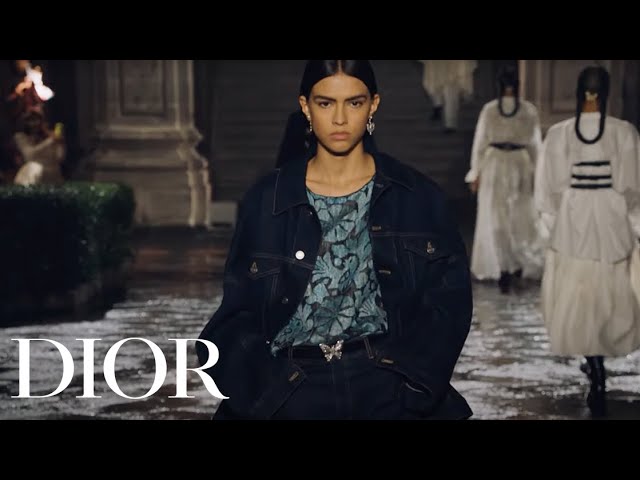 Editorial Christian Dior Se Logo Em Construção De Vidro. Video Estoque -  Vídeo de varejo, companhia: 204291001