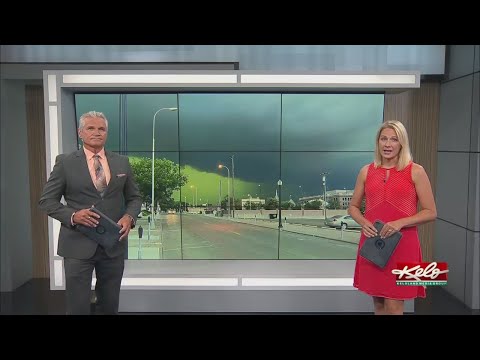 Why do stormy skies turn green?