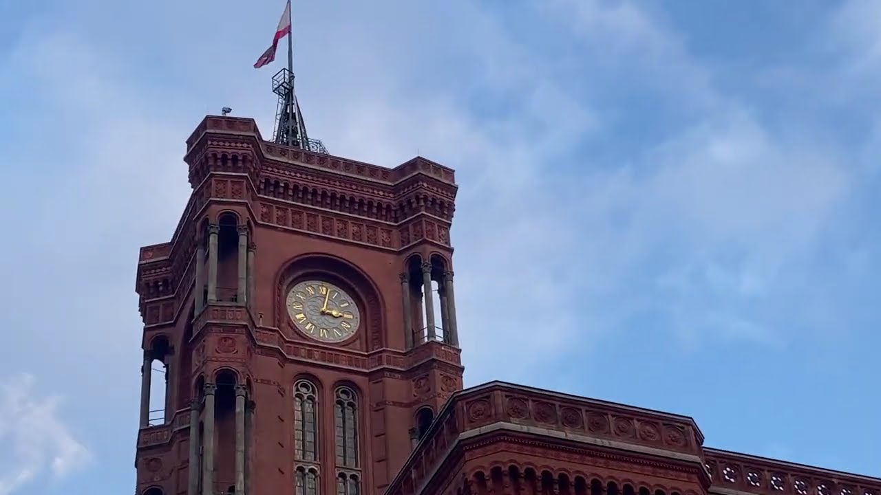 Красный дом в декабре прошлого года