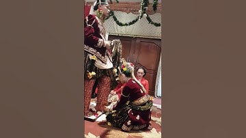 Het hartverwarmende moment van een Javaanse bruid die haar bruidegom bedient!