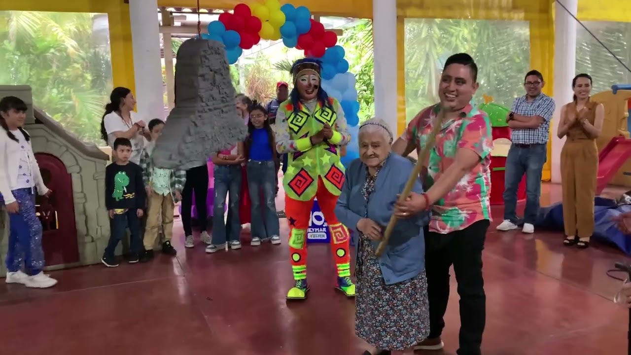 ROMPIENDO LA PIÑATA 19