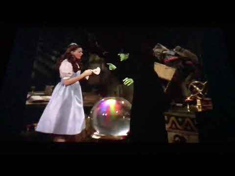Video: Akú farbu ponožiek mala Dorothy v Čarodejníkovi z krajiny Oz?