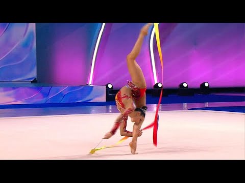 Vidéo: Dina Averina est la nouvelle star de l'équipe russe de gymnastique rythmique
