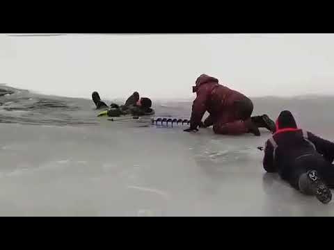 Рыбак провалился под лед. зимняя рыбалка опасная