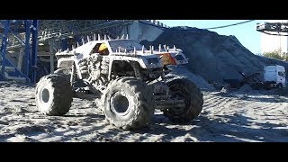 MAD MAX D - Axial SMT10 in FREESTYLE Action